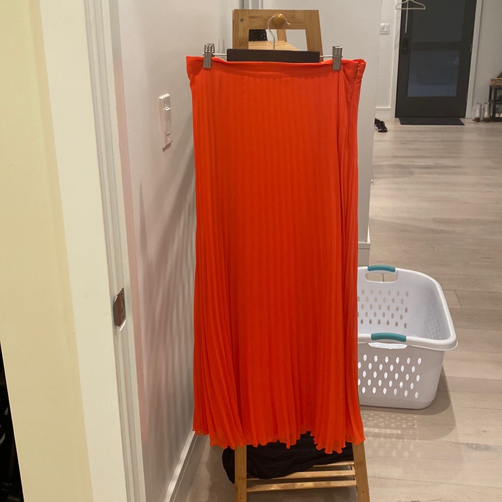 Pleated tea length skirt in red / orange